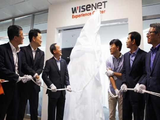 김철교 한화테크윈 시큐리티 부문 사장(왼쪽에서 세번째)을 비롯한 참석자들이 11일 오전 경기도 성남 한화테크윈 판교R&D 센터에서 열린 'Wisenet Experience Center' 에서 오픈식을 진행하고 있다.<한화테크윈 제공>
